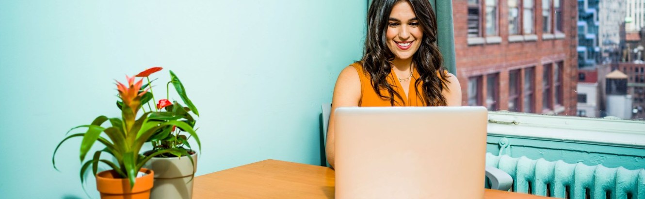 mujer viendo su laptop