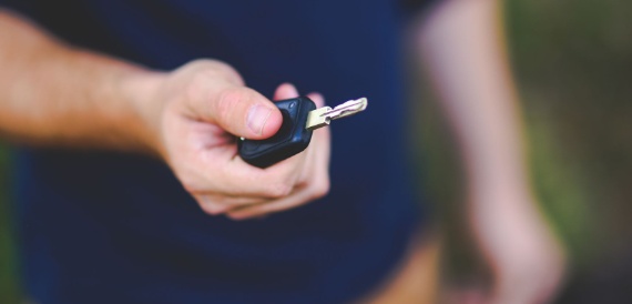 hombre sosteniendo las llaves del coche